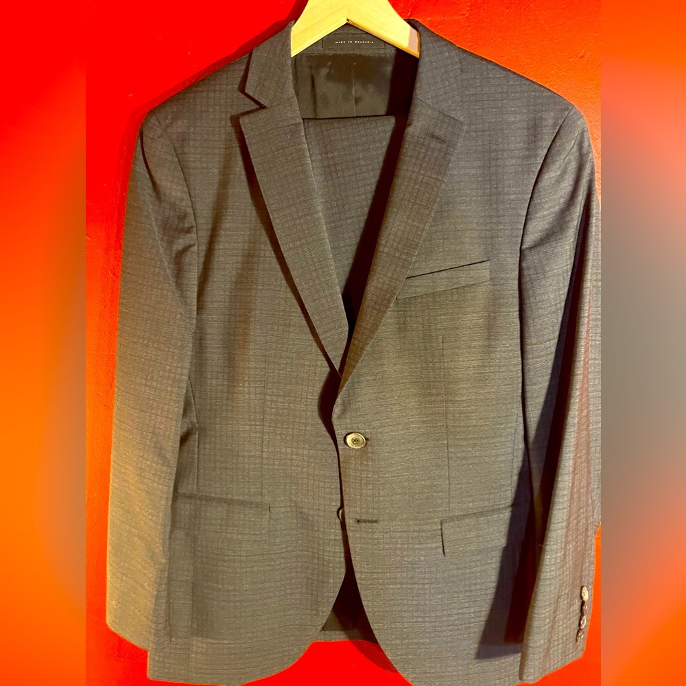 BOSS Hugo Boss suit, black and charcoal check pattern 38 short blazer, 32 pants